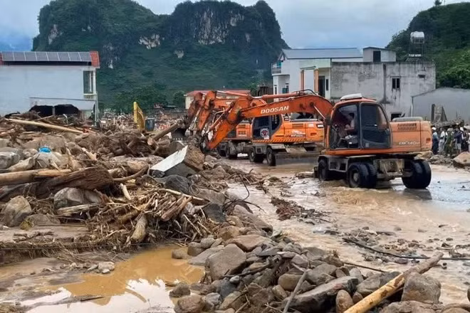 Máy móc được huy động nhằm khắc phục thiệt hại do mưa lớn tại bản Chít, Mường Than, tỉnh Lai Châu. (Ảnh: TRẦN ANH TUẤN)