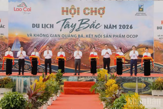 Các đại biểu cắt băng khai khai mạc Không gian quảng bá, kết nối sản phẩm OCOP gắn với du lịch cấp vùng tại Lào Cai.