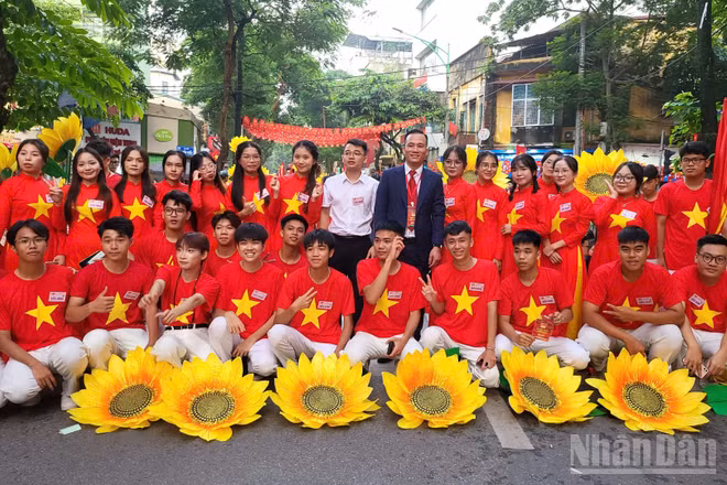 Phó Giáo sư, Tiến sĩ Nguyễn Tuấn Anh và các sinh viên Trường Đại học Công nghiệp Hà Nội chụp ảnh lưu niệm trước giờ diễu hành.
