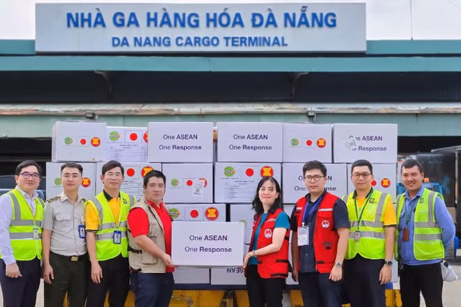 Cục Quản lý đê điều và Phòng, chống thiên tai (Bộ Nông nghiệp và Môi trường) tiếp nhận hàng viện trợ khẩn cấp của Trung tâm Điều phối ASEAN về hỗ trợ nhân đạo trong quản lý thiên tai (Trung tâm AHA) dành cho người dân thành phố Đà Nẵng.