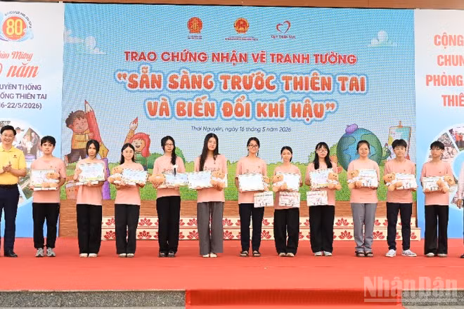 Trao giải các tác phẩm đoạt giải cuộc thi sáng tác tranh “Góc nhìn trước thiên tai”.