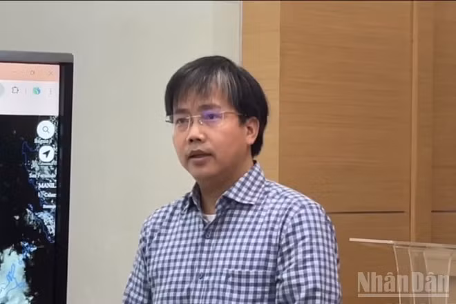 Ông Mai Văn Khiêm, Giám đốc Trung tâm Dự báo khí tượng thủy văn quốc gia thông tin về bão số 13.