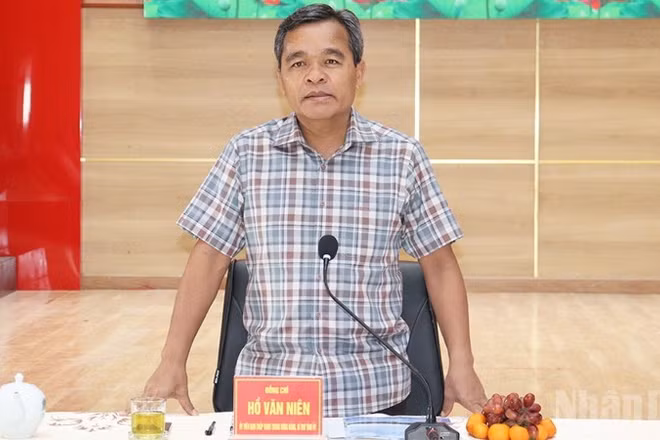 Đồng chí Hồ Văn Niên, Ủy viên Trung ương Đảng, Bí thư Tỉnh ủy Quảng Ngãi phát biểu tại buổi làm việc với Ban Thường vụ đặc khu Lý Sơn.
