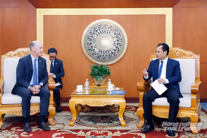 Bộ trưởng Trịnh Việt Hùng làm việc với lãnh đạo WWF Hoa Kỳ, thúc đẩy hợp tác bảo tồn thiên nhiên và ứng phó biến đổi khí hậu. (Ảnh: Khương Trung)