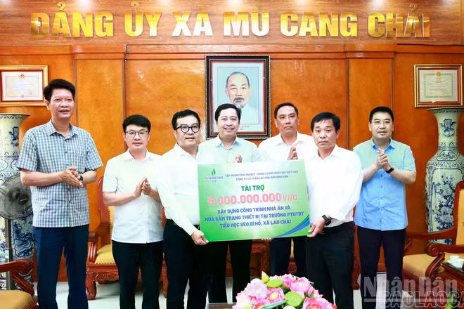Lãnh đạo tỉnh Lào Cai tiếp nhận hỗ trợ 5 tỷ đồng từ Công ty Cổ phần Hóa dầu Bình Sơn. (Ảnh: THANH SƠN)