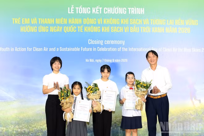 Đại diện Ban tổ chức trao giải nhất và giải nhì hạng mục Thử thách sáng tạo “Em kể chuyện không khí” tặng các em học sinh đoạt giải. (Ảnh: ĐĂNG KHOA)