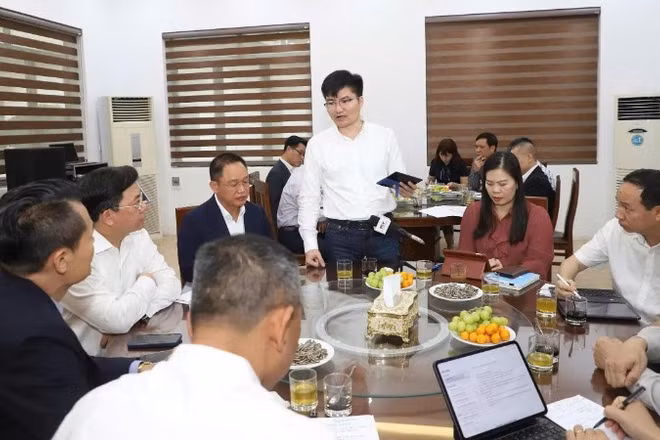 Lãnh đạo các sở, ngành và doanh nghiệp tham dự chương trình “Cà-phê doanh nhân” tỉnh Phú Thọ. 