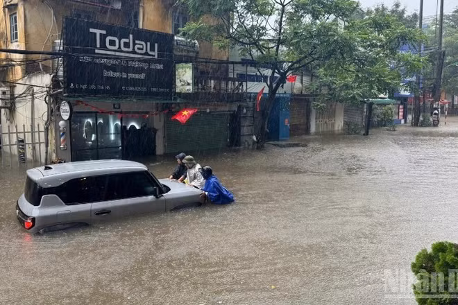 Hà Nội triển khai công tác phòng, chống úng ngập do ảnh hưởng bão số 10. (Ảnh minh họa)