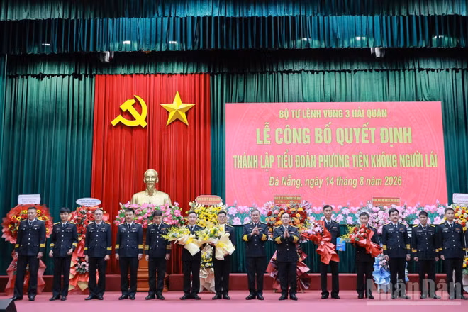 Thủ trưởng Bộ Tư lệnh Vùng 3 Hải quân tặng hoa chúc mừng Ban chỉ huy Tiểu đoàn và các đại đội thuộc Tiểu đoàn Phương tiện không người lái.