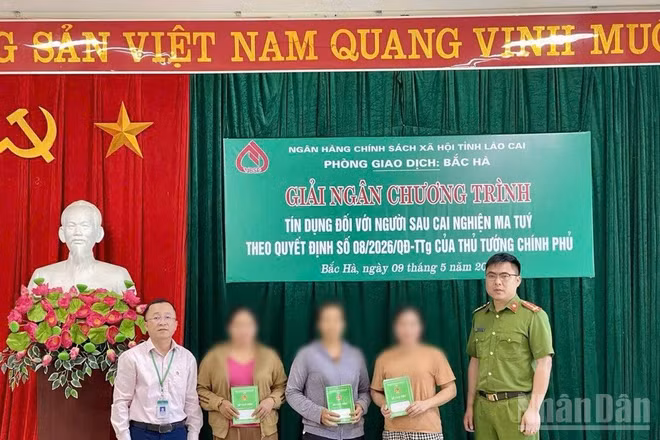 Giải ngân tín dụng đối với người sau cai nghiện ma túy tại phòng giao dịch Bắc Hà, tỉnh Lào Cai. (Ảnh: THANH SƠN)