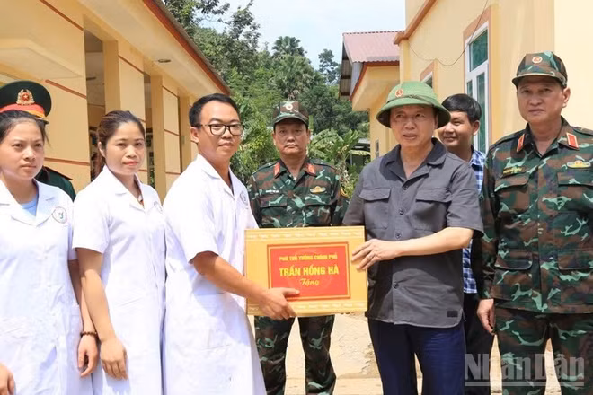 Phó Thủ tướng tặng quà cho Trạm y tế xã Việt Hồng. (Ảnh: THANH SƠN)