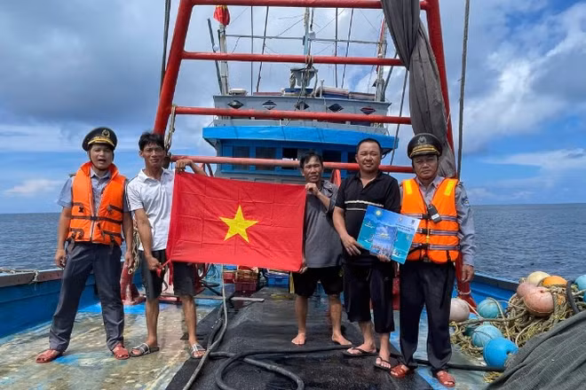 Lực lượng Kiểm ngư phát tờ rơi tuyên truyền về chủ quyền biển, đảo và tặng cờ cho ngư dân trên biển.