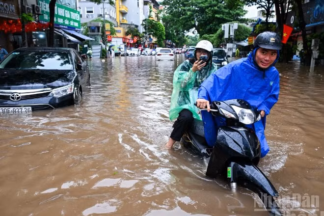 Mưa lũ gây ngập lụt ở nhiều địa phương sau bão số 5. (Ảnh: nhandan.vn)
