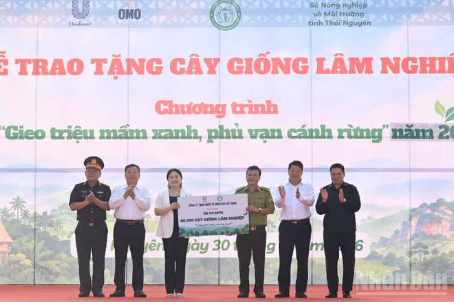 Công ty Trách nhiệm hữu hạn quốc tế Unilever Việt Nam trao tặng tỉnh Thái Nguyên 86.300 cây giống lâm nghiệp sáng 30/9.