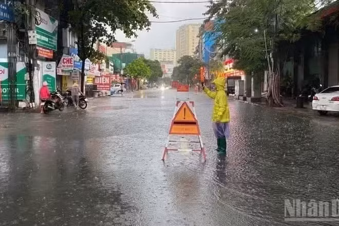 Áp thấp nhiệt đới đã đi vào đất liền khu vực Quảng Trị và tiếp tục di chuyển sâu vào đất liền.