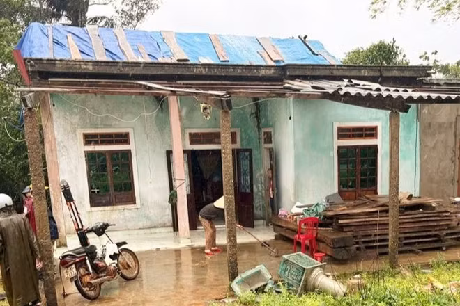 Một ngôi nhà bị gió lốc cuốn bay mái. (Ảnh: SN)