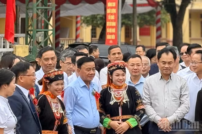 Đồng chí Trần Cẩm Tú chung vui cùng đồng bào xã Thác Bà, tỉnh Lào Cai trong Ngày hội đại đoàn kết toàn dân tộc. (Ảnh: THANH SƠN)