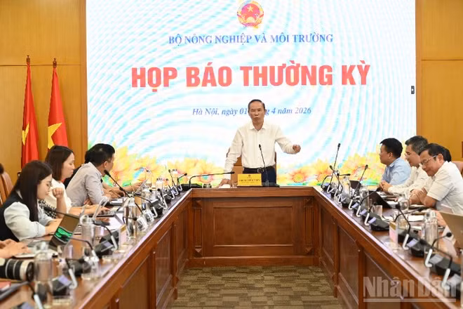 Thứ trưởng Nông nghiệp và Môi trường Phùng Đức Tiến chủ trì cuộc họp báo thường kỳ tháng 4.(Ảnh: THANH TRÀ)
