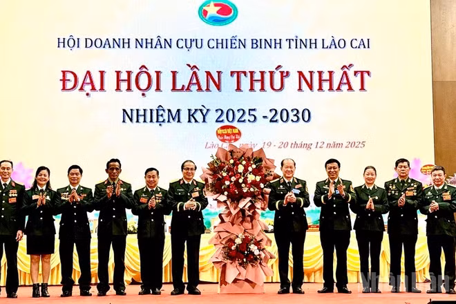Đồng chí Thượng tướng Bế Xuân Trường, Chủ tịch Hội Cựu chiến binh Việt Nam tặng hoa chúc mừng Đại hội. (Ảnh: THANH SƠN)