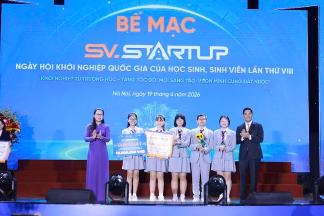 Ban Tổ chức trao giải Nhất cuộc thi.