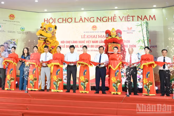 Cắt băng khai mạc Hội chợ Làng nghề Việt Nam lần thứ 22 năm 2026.
