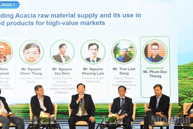 Các đại biểu tham gia Diễn đàn Kết nối nghiên cứu, công nghiệp và đổi mới sáng tạo trong chuỗi giá trị cây keo bền vững.