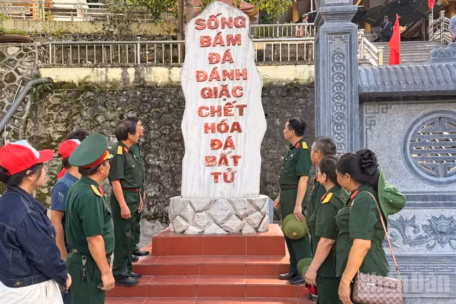 Bên Lời thề chiến sĩ mặt trận Vị Xuyên. (Ảnh: THANH SƠN)