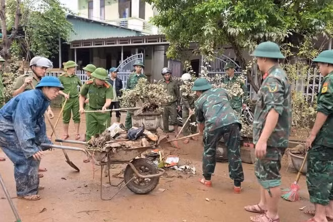 Mưa lũ gây ngập cục bộ, ảnh hưởng giao thông và đời sống người dân tại một số địa phương. (Ảnh: nhandan.vn)