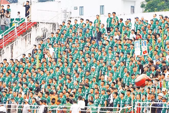 Cổ động viên Câu lạc bộ Trường Tươi Bình Phước cổ vũ đội nhà.