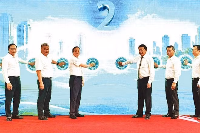 Lãnh đạo Thành phố Hà Nội thực hiện khai trương hệ thống thẻ vé điện tử liên thông đa phương thức cho mạng lưới giao thông công cộng Thủ đô.