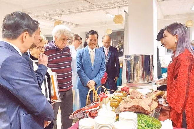 Khách quốc tế tìm hiểu cách chế biến phở tại chương trình quảng bá văn hóa Việt Nam tại Pháp.