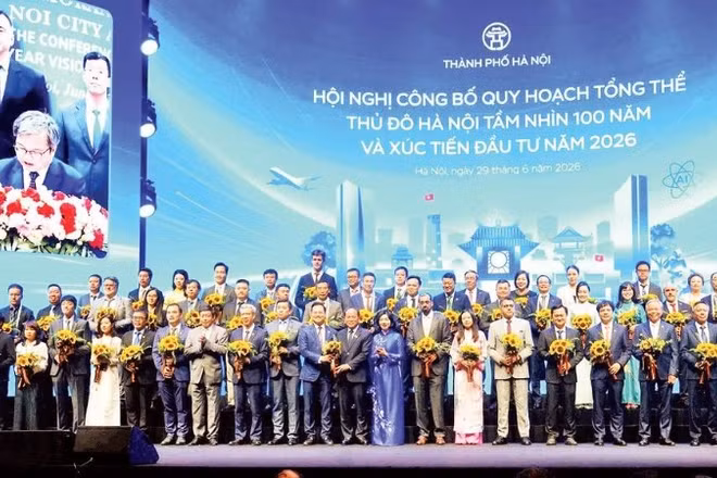 Lãnh đạo Thành phố Hà Nội tặng hoa, ghi nhận, tôn vinh và chúc mừng các doanh nghiệp, nhà đầu tư.