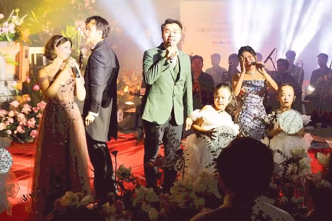 Các nghệ sĩ của dòng nhạc hàn lâm trở nên gần gũi công chúng thông qua biểu diễn tại không gian công cộng.