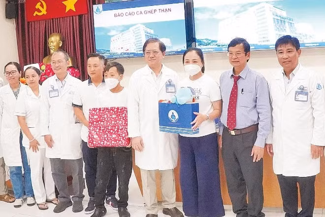 Chuyên gia và y, bác sĩ Bệnh viện Nhi đồng 1 chúc mừng gia đình bệnh nhi P. sau ca mổ thành công.