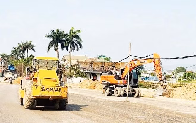 Nhiều đoạn trên tuyến Quốc lộ 6 đoạn qua địa bàn xã Phú Nghĩa được thi công ngay sau khi hoàn thành giải phóng mặt bằng.
