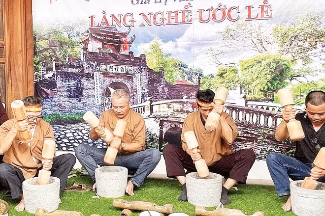 Du khách tham gia trải nghiệm làm giò tại Hội làng Ước Lễ, xã Dân Hòa.