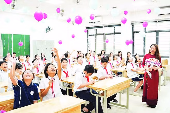 Thầy và trò Trường THCS Giảng Võ tựu trường năm học mới và chính thức triển khai mô hình lớp học số Google.