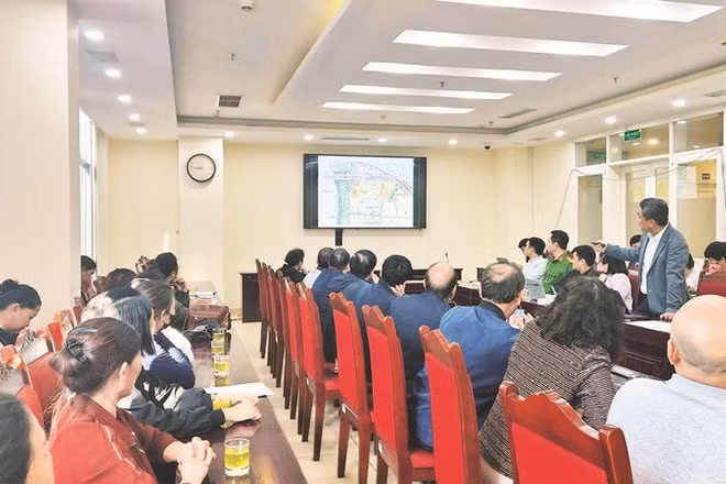 Ủy ban nhân dân phường Ngọc Hà đối thoại với các hộ kinh doanh tự phát.
