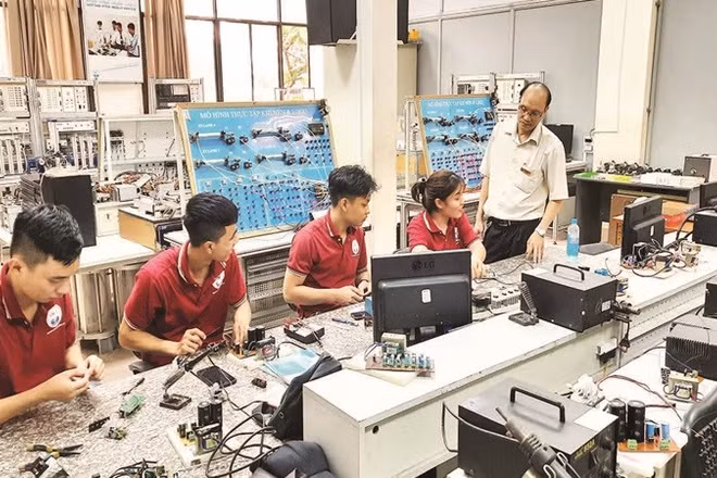 Đào tạo nghề điện tử tại Trường cao đẳng Kỹ nghệ II, phường Phước Long, Thành phố Hồ Chí Minh.