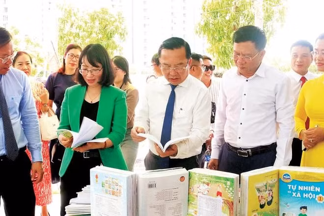 Các đại biểu tham quan Đường sách Bình Tân trong ngày khánh thành năm 2025 (Ảnh MẠNH HẢO)