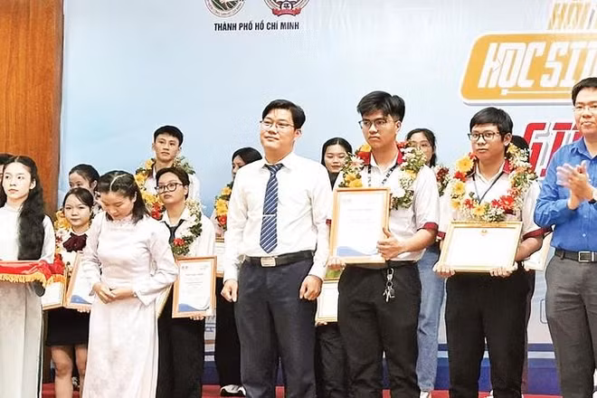 Đại diện Ban Tổ chức hội thi trao Giải nhất cho các em học sinh, sinh viên.