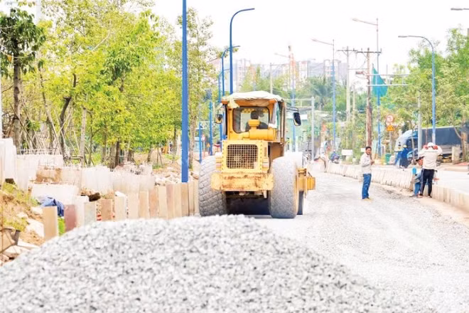 Giá vật liệu xây dựng tăng đang tác động đến quá trình thi công các công trình trên địa bàn thành phố.