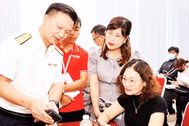Cán bộ Thuế Thành phố Hồ Chí Minh hỗ trợ hộ kinh doanh ứng dụng phần mềm điện tử kê khai thuế.