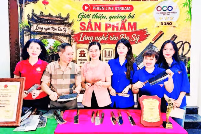 Lãnh đạo phường Kiến Hưng cùng các bạn trẻ quảng bá sản phẩm làng rèn Đa Sỹ.