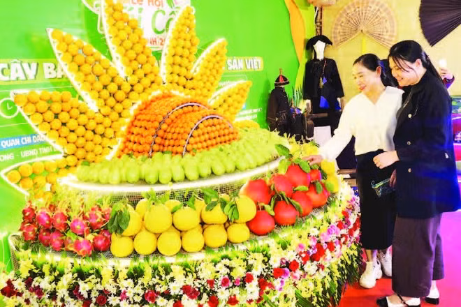 Chị em phụ nữ với nông sản tiêu biểu của địa phương tại Lễ hội trái cây.