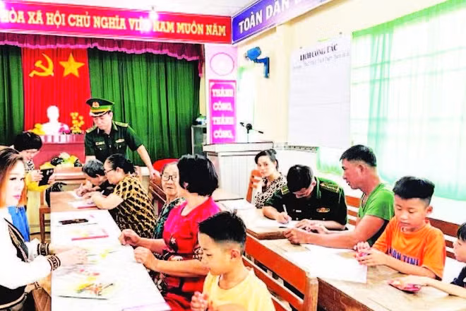 Lớp học xóa mù chữ ở Ấp 7, xã Cái Đôi Vàm.