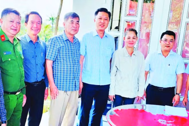 Bí thư Đảng ủy và Chủ tịch Ủy ban nhân dân phường Vĩnh Trạch trực tiếp đến tận nhà công dân gặp gỡ, đem lại kết quả tốt đẹp.