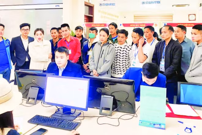 Lưu học sinh Lào thăm Trung tâm Phục vụ hành chính công tỉnh Phú Thọ.