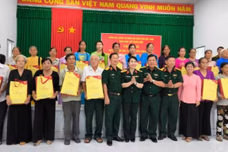 Đoàn công tác của Ban Phụ nữ Quân đội trao quà cho gia đình chính sách, phụ nữ có hoàn cảnh khó khăn tại tỉnh Vĩnh Long. (Ảnh: HOÀNG TRUNG)