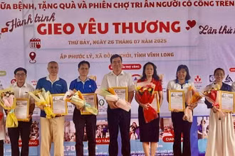 Ban tổ chức tặng thư cảm ơn, hoa cho các đơn vị tài trợ, đồng hành cùng chương trình. (Ảnh: HOÀNG TRUNG)